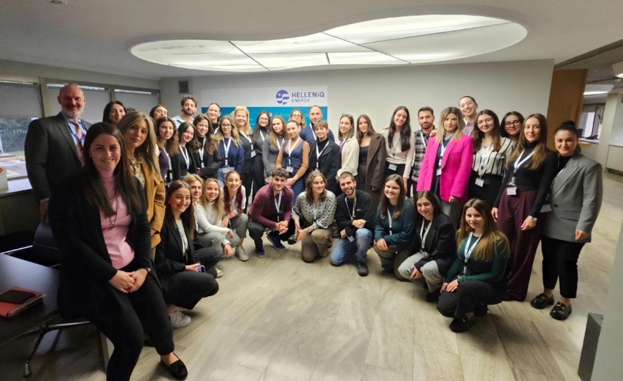 1.	Αναμνηστική φωτογραφία από την Επίσκεψη του Μεταπτυχιακού Προγράμματος HR του Οικονομικού Πανεπιστημίου Αθηνών στις εγκαταστάσεις της HELLENiQ ENERGY