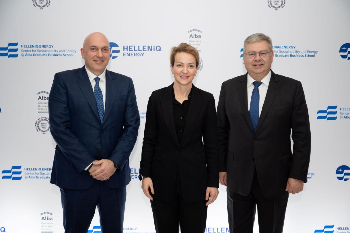Από αριστερά, ο Καθηγητής και Διευθυντής στο HELLENiQ Energy Center for Sustainability and Energy κ. Κώστας Ανδριοσόπουλος, η Υφυπουργός Περιβάλλοντος και Ενέργειας κα Αλεξάνδρα Σδούκου και ο CEO της HELLENiQ ENERGY κ. Ανδρέας Σιάμισιης.