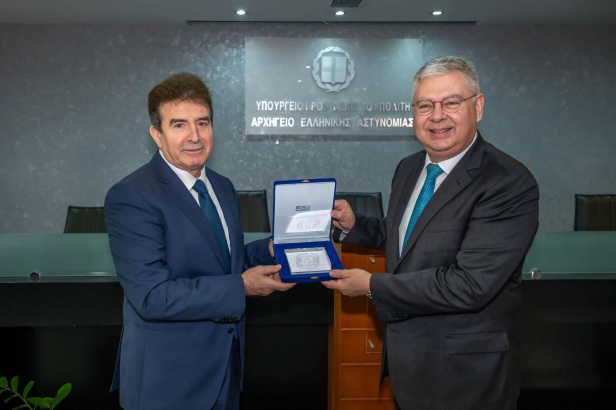 1.	Ο Διευθύνων Σύμβουλος της HELLENiQ ENERGY κ. Ανδρέας Σιάμισιης (δεξιά) παραλαμβάνει τιμητική πλακέτα από τον Υπουργό Προστασίας του Πολίτη κ. Μιχάλη Χρυσοχοΐδη.