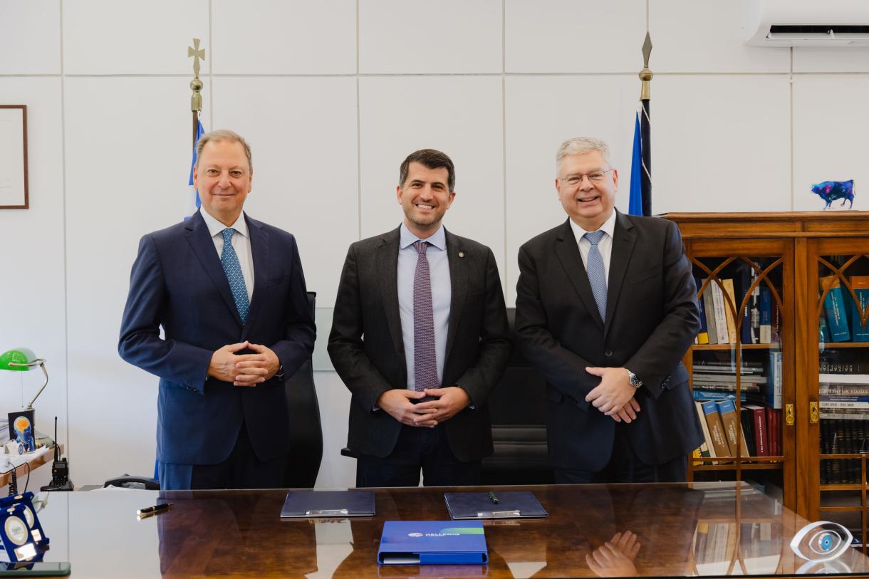 HELLENiQ ENERGY-Δωρεά πυροσβεστικών οχημάτων στον ΣΠΑΠ. Από αριστερά, ο Πρόεδρος του ΔΣ της HELLENiQ ENERGY κ. Σπήλιος Λιβανός, ο Πρόεδρος του ΣΠΑΠ και Δήμαρχος Κηφισιάς κ. Βασίλης Ξυπολυτάς και δίπλα του ο Διευθύνων Σύμβουλος της HELLENiQ ENERGY κ. Ανδρέας Σιάμισιης