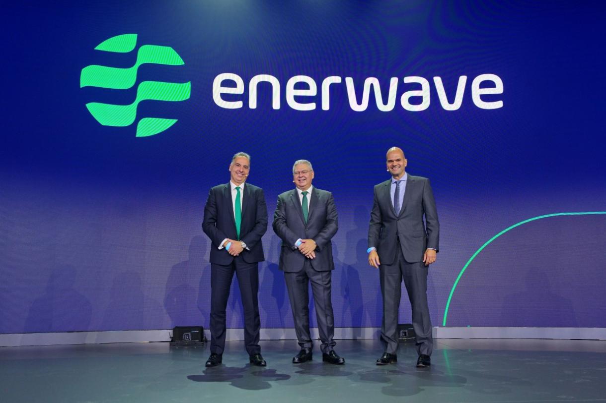 ο Αναπληρωτής Διευθύνων Σύμβουλος της HELLENiQ ENERGY κ. Γιώργος Αλεξόπουλος, ο CEO κ. Ανδρέας Σιάμισιης και ο κ. Γιώργος Μίχος, Διευθύνων Σύμβουλος της Enerwave.