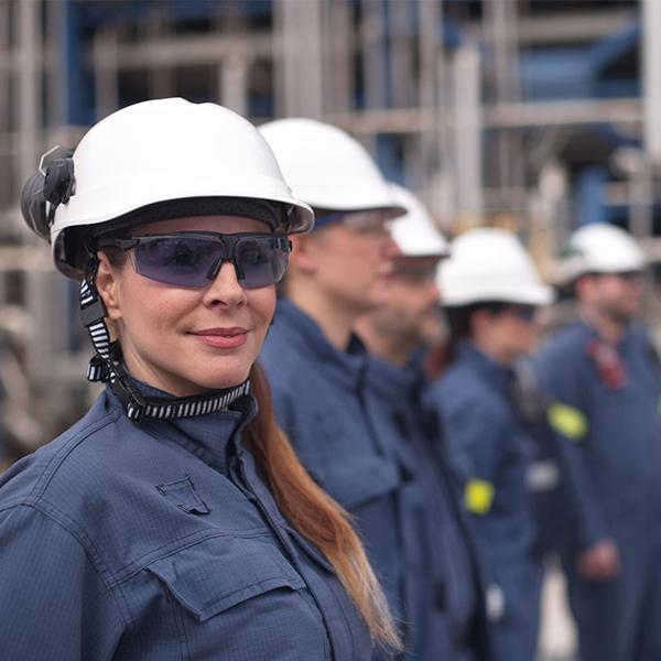 γυναίκα με κράνος, γυαλιά και στολή εργασίας