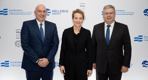 Από αριστερά, ο Καθηγητής και Διευθυντής στο HELLENiQ Energy Center for Sustainability and Energy κ. Κώστας Ανδριοσόπουλος, η Υφυπουργός Περιβάλλοντος και Ενέργειας κα Αλεξάνδρα Σδούκου και ο CEO της HELLENiQ ENERGY κ. Ανδρέας Σιάμισιης.