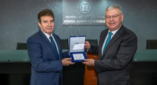 1.	Ο Διευθύνων Σύμβουλος της HELLENiQ ENERGY κ. Ανδρέας Σιάμισιης (δεξιά) παραλαμβάνει τιμητική πλακέτα από τον Υπουργό Προστασίας του Πολίτη κ. Μιχάλη Χρυσοχοΐδη.