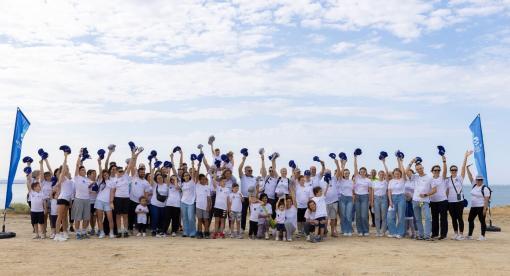 Αναμνηστική φωτογραφία εθελοντών που συνέλεξαν απορρίμματα στην παραλία Καλοχωρίου της Δυτικής Θεσσαλονίκης
