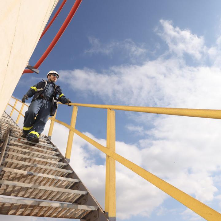 άνδρας με στολή εργασίας κατεβαίνει σκάλες