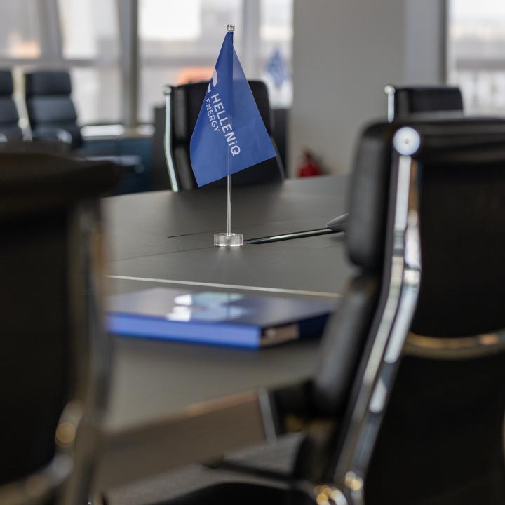 σημαία της HelleniQ Energy σε αίθουσα συμβουλίου